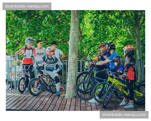 “泵道爷爷”：一位七旬老人在社区公园义务教学，十年带动数百孩子爱上BMX