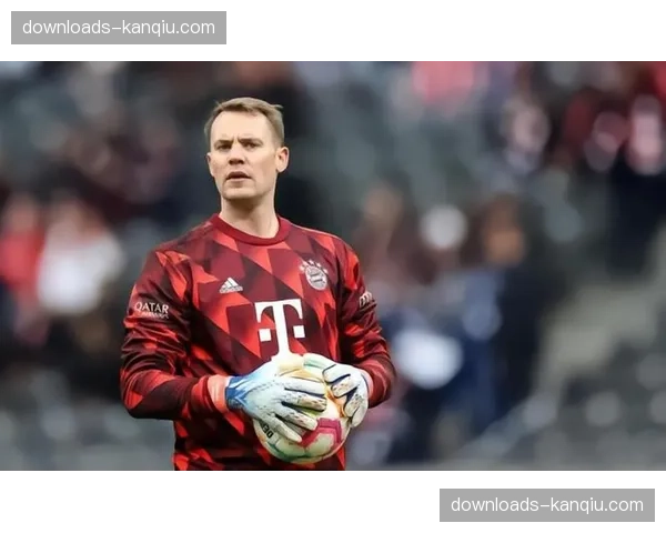 特写：诺伊尔完成德甲500场里程碑，赛后获赠纪念球衣