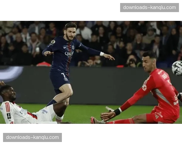 巴黎圣日耳曼主场1-2爆冷不敌里昂，六连胜遭终结